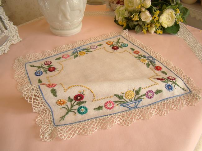 Très beau centre de table brodé de fleurs entouré de dentelle 1930