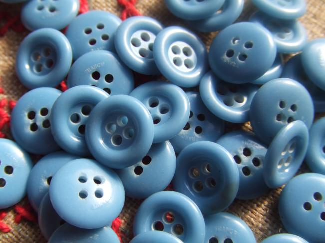 Lot de 30 petits boutons en celluloïd bleu clair à 4 trous en 12mm de diamètre