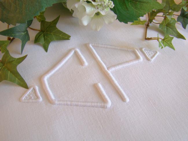 Très beau drap en toile avec monogramme brodé CP & rivières ajourées