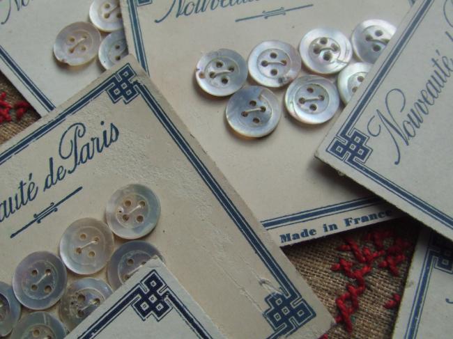 Jolie carte de 7 petits boutons en nacre, 4 trous, Nouveauté de Paris, 1920-30