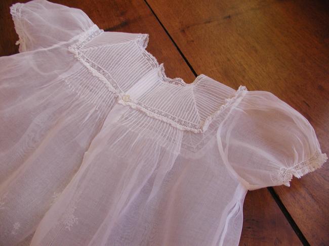 Adorable petite robe de bébé en organdi ajouré et rebrodé de petites fleurs