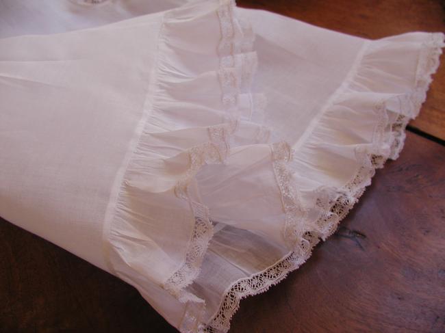 Très gracieuse chemise de jour de bébé en linon orné de dentelle de Valenciennes