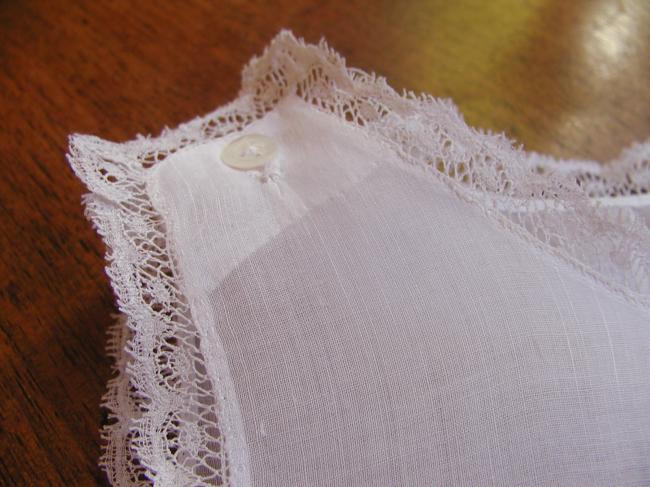 Très gracieuse chemise de jour de bébé en linon orné de dentelle de Valenciennes