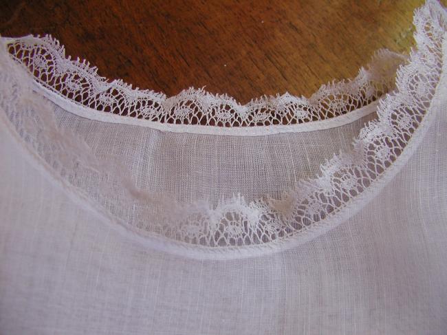 Très gracieuse chemise de jour de bébé en linon orné de dentelle de Valenciennes