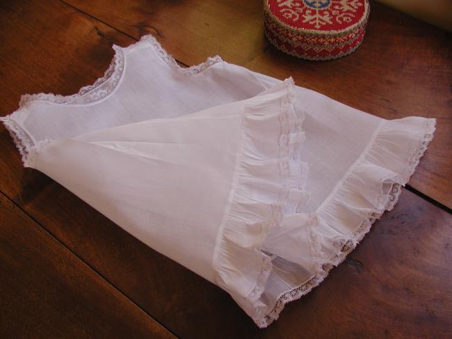 Très gracieuse chemise de jour de bébé en linon orné de dentelle de Valenciennes