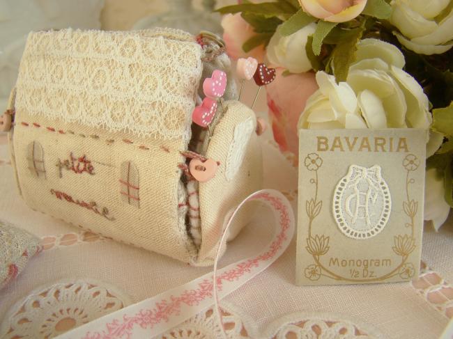 Superbe monogramme CH ou HC dans un cartouche ajouré de fine batiste 1900-20