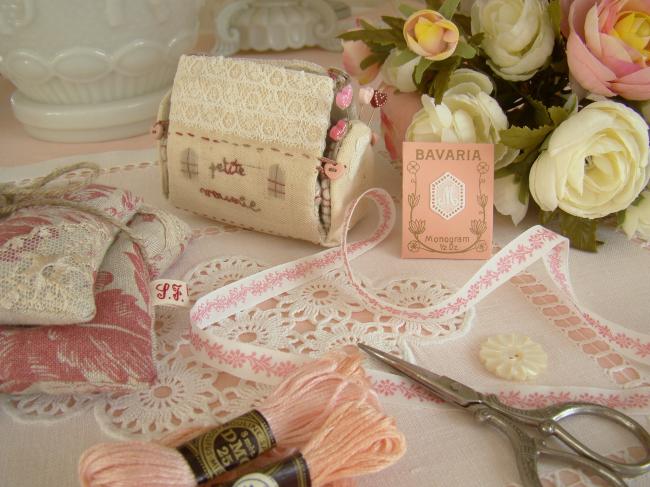 Adorable mini monogramme M dans un cartouche ajouré en fine batiste 1900-20