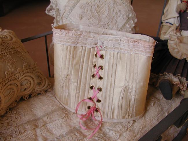 Très beau corset de poupée en soie,  petite dentelle et rubans de soie