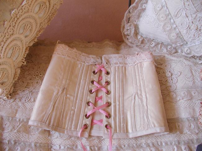 Très beau corset de poupée en soie,  petite dentelle et rubans de soie