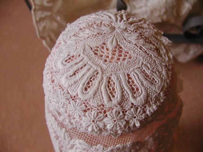 Exceptionnel bonnet de poupée en dentelle et broderie à l'aiguille (pourJumeau?)