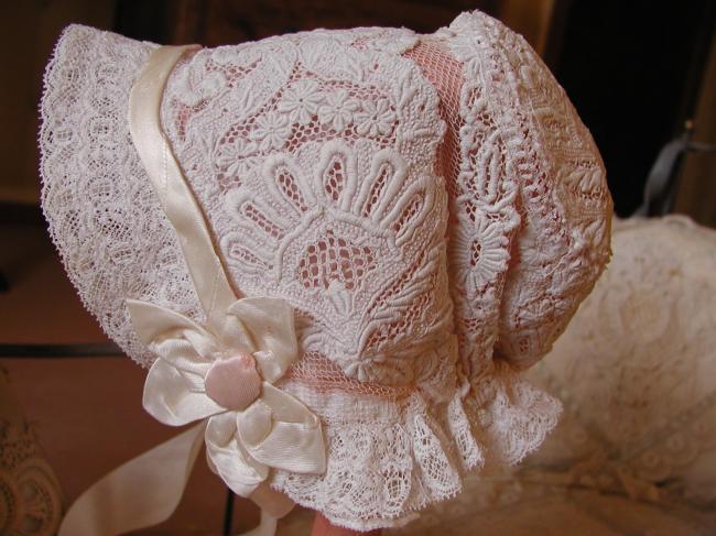 Exceptionnel bonnet de poupée en dentelle et broderie à l'aiguille (pourJumeau?)