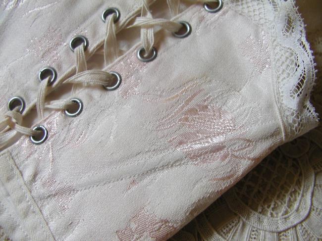 Adorable corset de poupée en broché de soie, petite dentelle et rubans de soie
