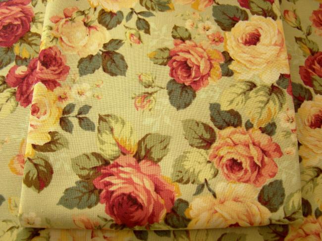 Coupon de coton imprimé de roses anciennes sur fond vert d'eau