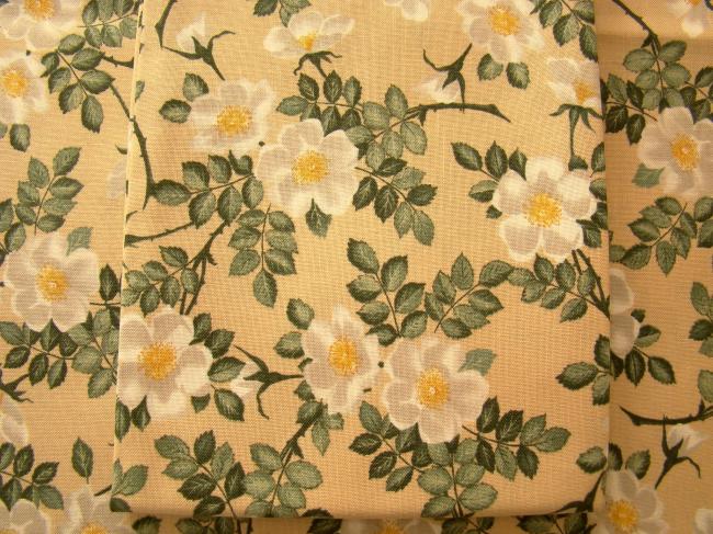 Coupon de coton imprimé d'une multitude de fleurs d'églantine blanche