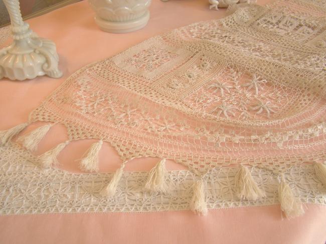 Merveilleux dessus de cheminée ou buffet, dentelle de filet rebrodé 19ème