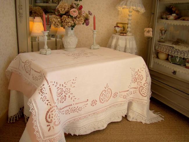 Superbe nappe brodée à la Richelieu et dentelle aux fuseaux 1900