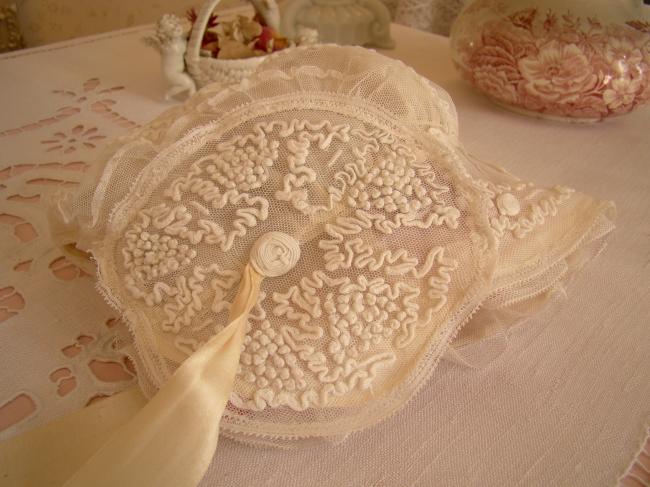 Merveilleux bonnet de poupée en fin tulle rebrodé à la soutache