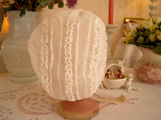 Merveilleux bonnet de poupée en fin tulle rebrodé à la soutache