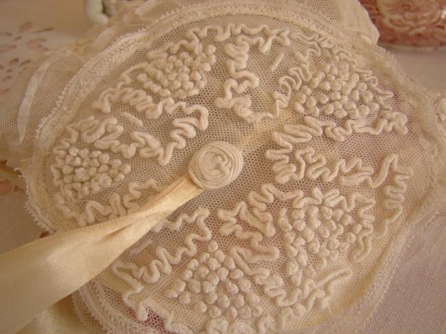 Merveilleux bonnet de poupée en fin tulle rebrodé à la soutache