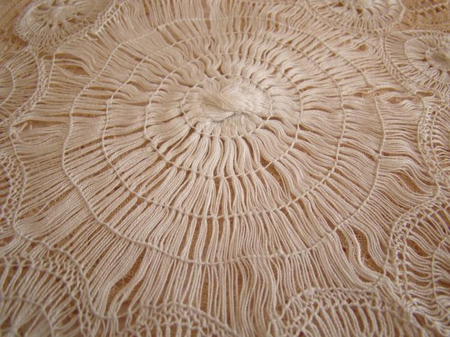 Très bel exemplaire de napperon en dentelle de Ténérife