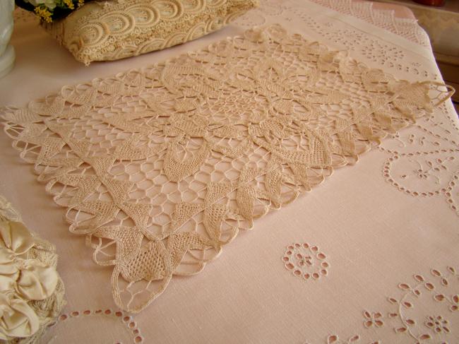 Très beau dessus de plateau ou centre de table en dentelle aux lacets