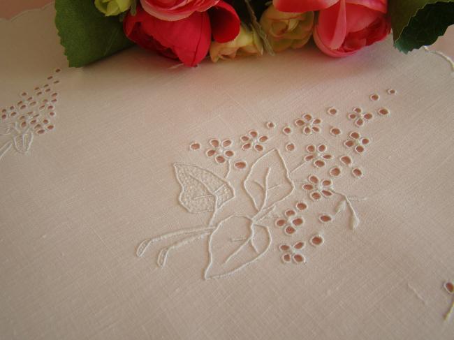 Superbe centre de table en batiste lin brodé de rinceaux de lilas à l'anglaise