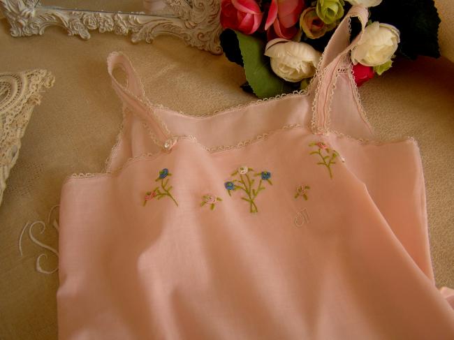 Gracieuse chemise de jour de bébé en lin de couleur rose brodée de fleurs 1930