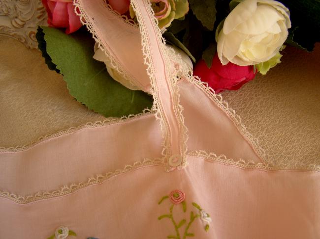 Gracieuse chemise de jour de bébé en lin de couleur rose brodée de fleurs 1930