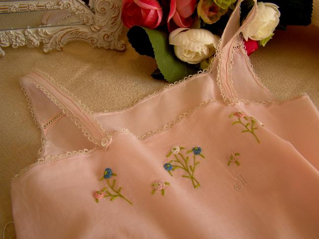Gracieuse chemise de jour de bébé en lin de couleur rose brodée de fleurs 1930