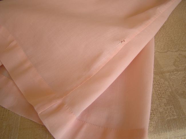 Gracieuse chemise de jour de bébé en lin de couleur rose brodée de fleurs 1930