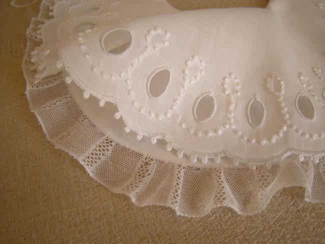 Adorable bavoir de bébé en fin linon brodé de fleurs et dentelle en tulle