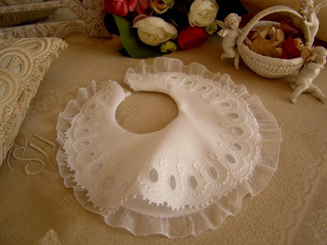 Adorable bavoir de bébé en fin linon brodé de fleurs et dentelle en tulle