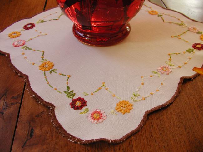 Adorable table centre with hand-embroidered roses and foliage