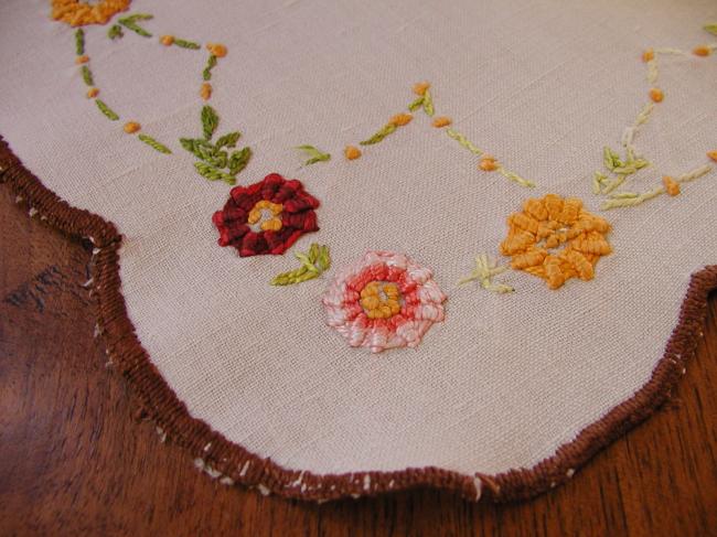 Adorable table centre with hand-embroidered roses and foliage