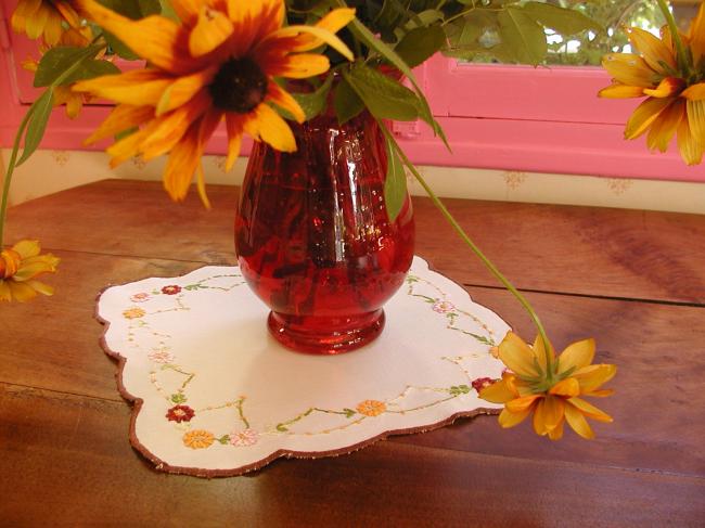 Adorable table centre with hand-embroidered roses and foliage