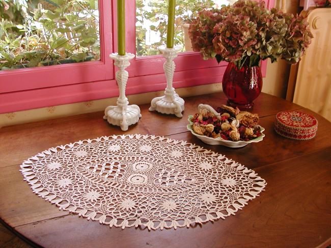 Superb oval and large table centre in irish guipure lace