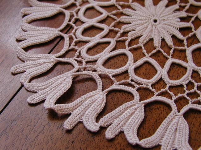 Superb oval and large table centre in irish guipure lace