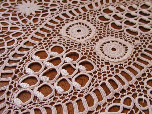 Superb oval and large table centre in irish guipure lace