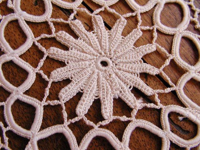 Superb oval and large table centre in irish guipure lace