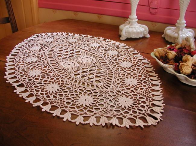 Superb oval and large table centre in irish guipure lace