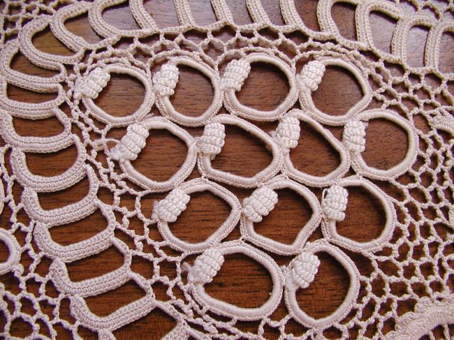 Superb oval and large table centre in irish guipure lace