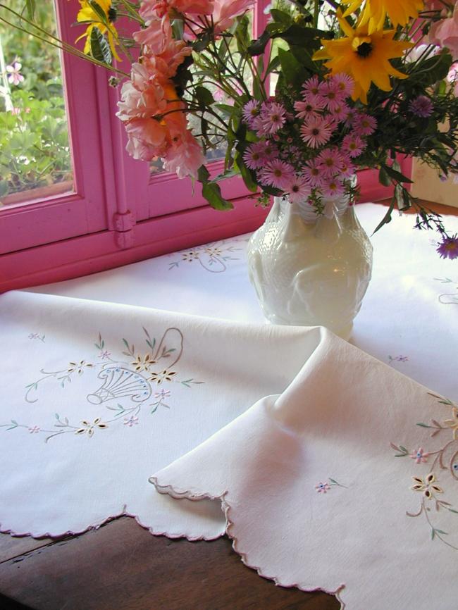 Adorable petite nappe brodée de paniers de fleurs de couleurs
