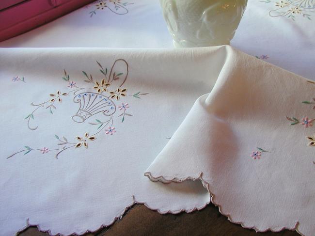Adorable petite nappe brodée de paniers de fleurs de couleurs
