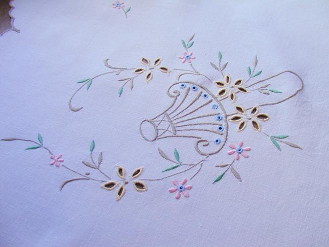 Adorable petite nappe brodée de paniers de fleurs de couleurs
