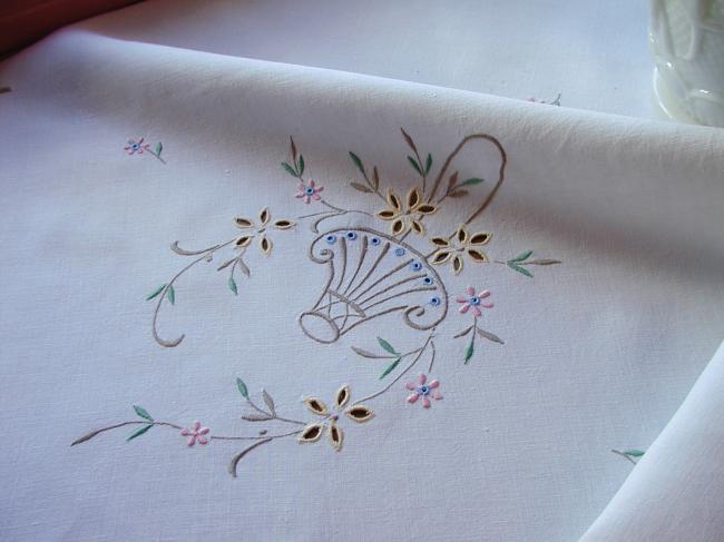 Adorable petite nappe brodée de paniers de fleurs de couleurs