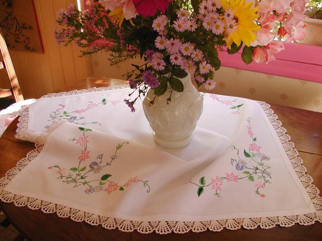 Romantique nappe brodée de larges rinceaux de fleurs et dentelle main