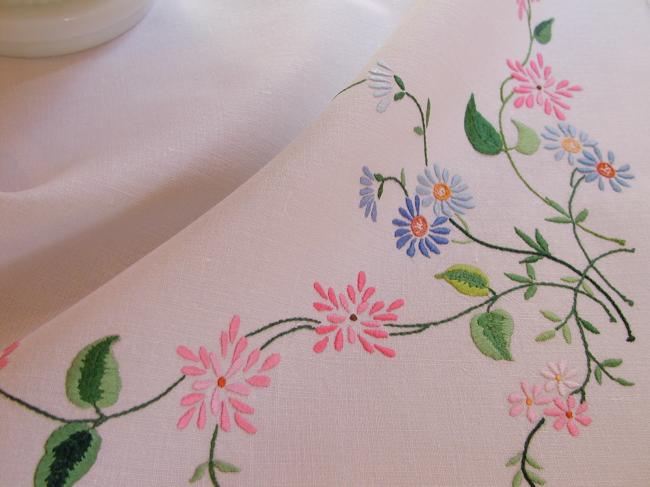 Romantique nappe brodée de larges rinceaux de fleurs et dentelle main