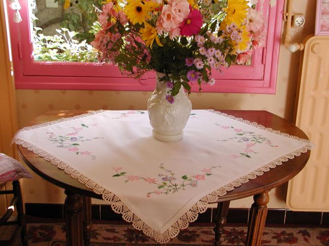 Romantique nappe brodée de larges rinceaux de fleurs et dentelle main