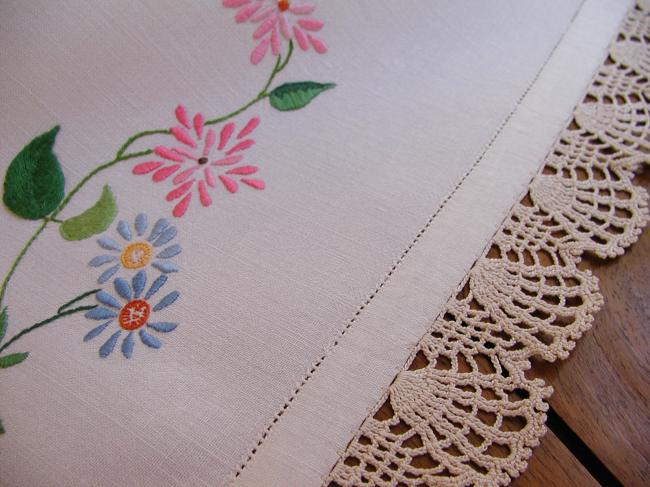 Romantique nappe brodée de larges rinceaux de fleurs et dentelle main