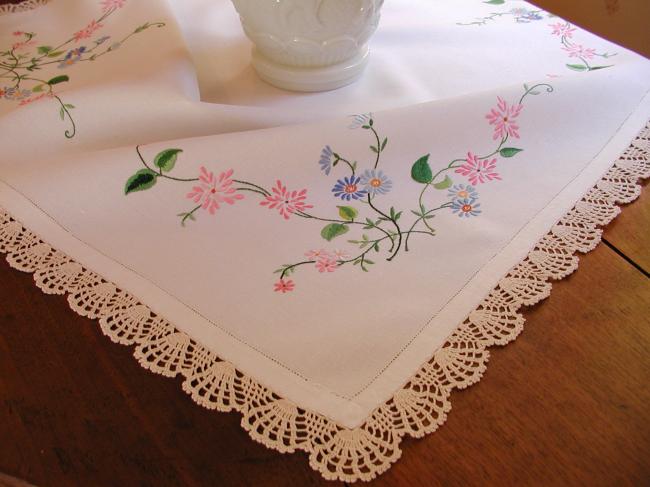 Romantique nappe brodée de larges rinceaux de fleurs et dentelle main